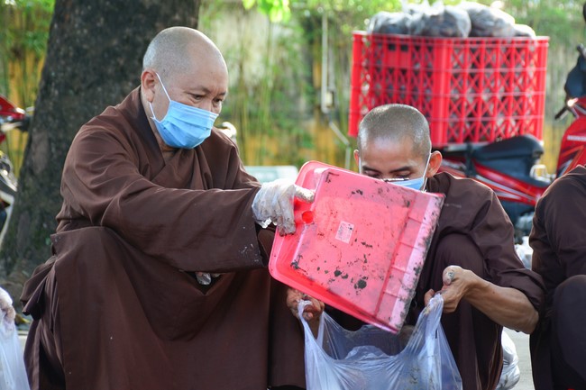 Continuing to support people in need in the Covid-19 pandemic of Hoang Phap Pagoda (series 2)